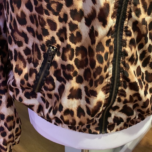 Lightweight Leopard Bomber Jacket - Picture 4 of 5